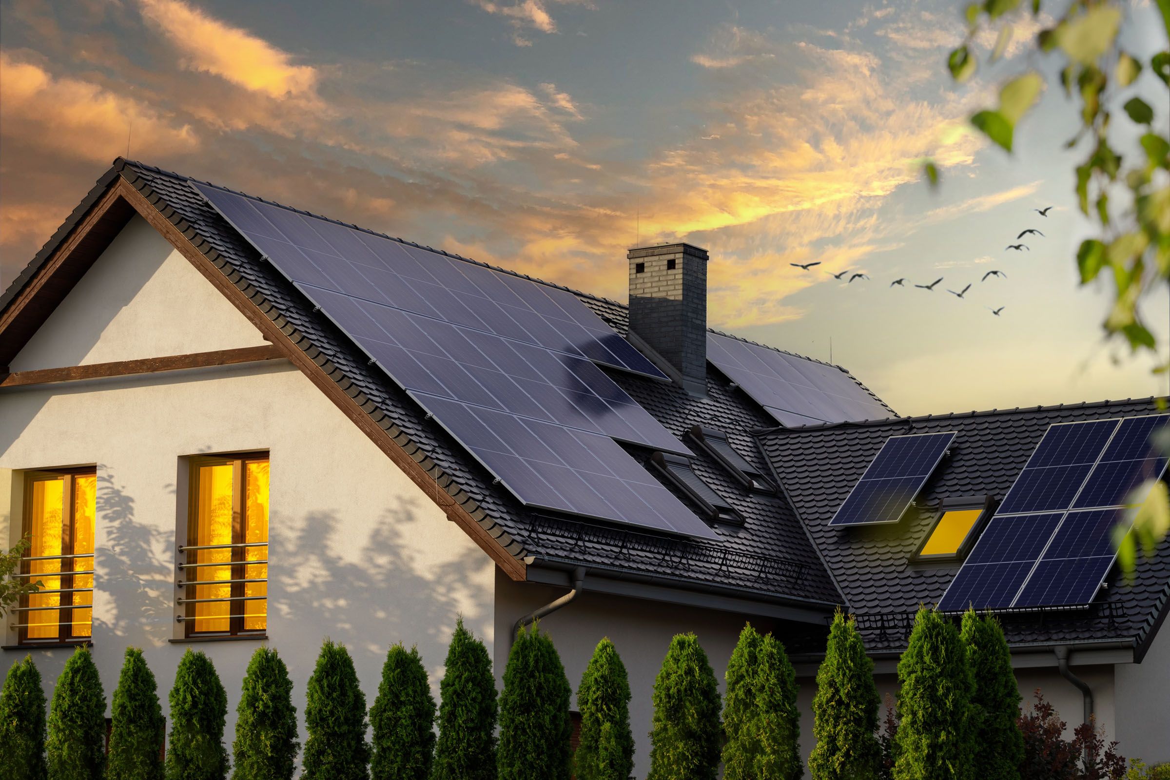 Haus bei Lichtdämmerung mit Photovoltaik auf dem Dach